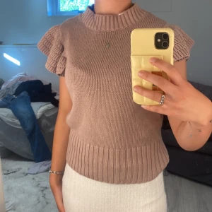 Topp med volanger  - Väldigt bra skick, stickad och luftig fin beige rosa färg