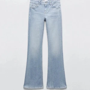 Low waist zara jeans  - Säljer mina ljusblåa low waist jeans från zara. Dom var tyvärr lite långa på mig och därför gått sönder och blivit nedtrampande längst ner som man ser på bilden.. Därför kan priset diskuteras ! 