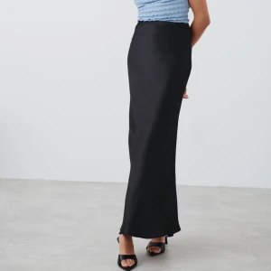 Satin maxi kjol  - Säljer denna satin maxi kjol från Gina tricot som aldrig är använd, prislappen sitter kvar. Köpte för 400kr, säljer för 300kr eftersom kjolen aldrig är använd 🥰 storlek XS