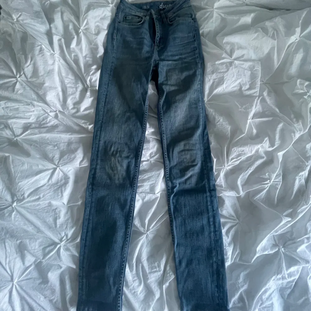 Blå stretchiga skinnyjeans som har bra passform. Storlek 34 och passar Xs-s.. Jeans & Byxor.