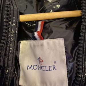 Moncler  - Moncler väst S/M storlek och jag ska sälja den för jag behöver pengar.Den är ny oanvänd. Jag vet inte om den är äkta eller inte 