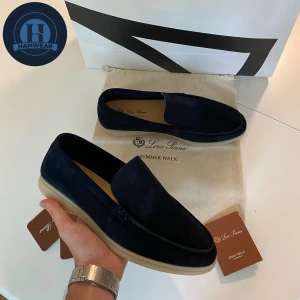 Loro Piana Summer Walk - Tja, säljer dessa Loro Piana summer walks i fantastisk skick, skick 10/10, använd fåtal gånger, nypris ca 7000kr, mitt pris 5299kr, du får med dustbag & kort, strl 41 passar också 42 vid frågor eller funderingar / mer bilder skicka Pm📩 // Mvh HamWear