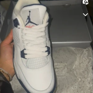 Jordans 4 midnight blue  - Säljer dessa fina jordans 4, då de ej kommer till användning. Använt dom en gång därav är dom i väldigt nytt skick. Pris kan diskuteras vid snabbaffär. Skriv för frågor eller funderingar 