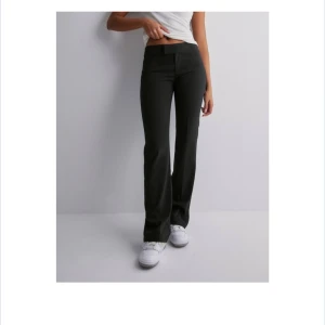 Low Waist kostymbyxor - Säljer dessa lågmidjade kostymbyxorna från Nelly eftersom dom blivit lite för korta, använda fåtal gånger men är i jättebra skick! Kom privat för mer bilder