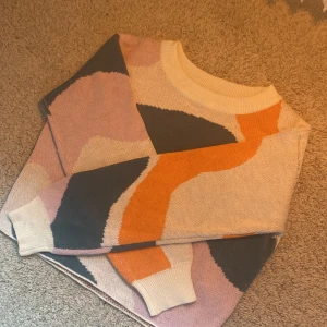 Tröja/ Tjocktröja - Helt nästan ny tröja, har nog använt 1-3 gånger så är som u nytt skick