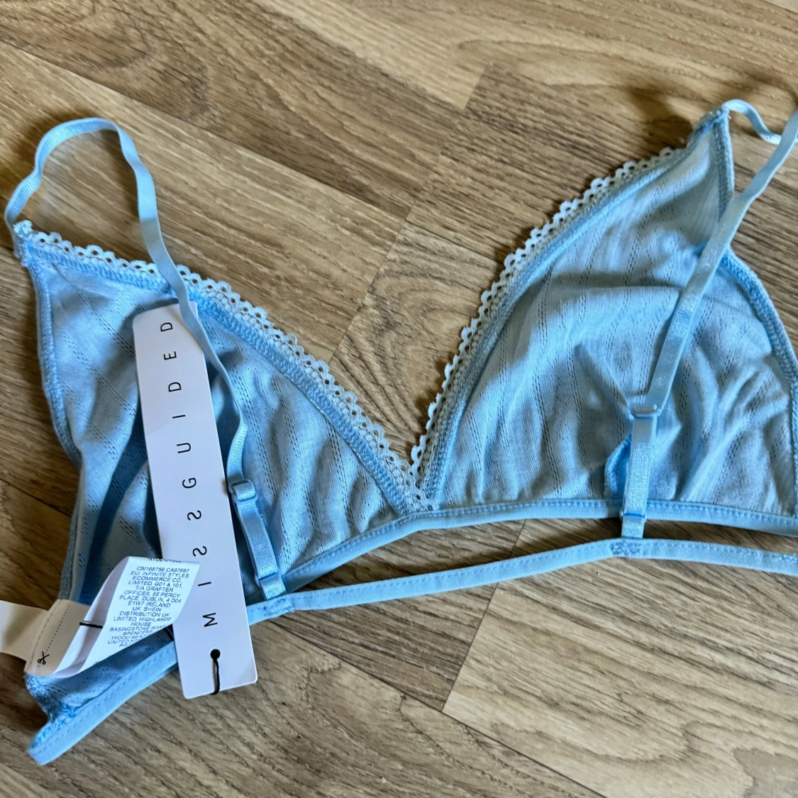 Ljusblå spetsdetaljerad topp från Missguided - 90