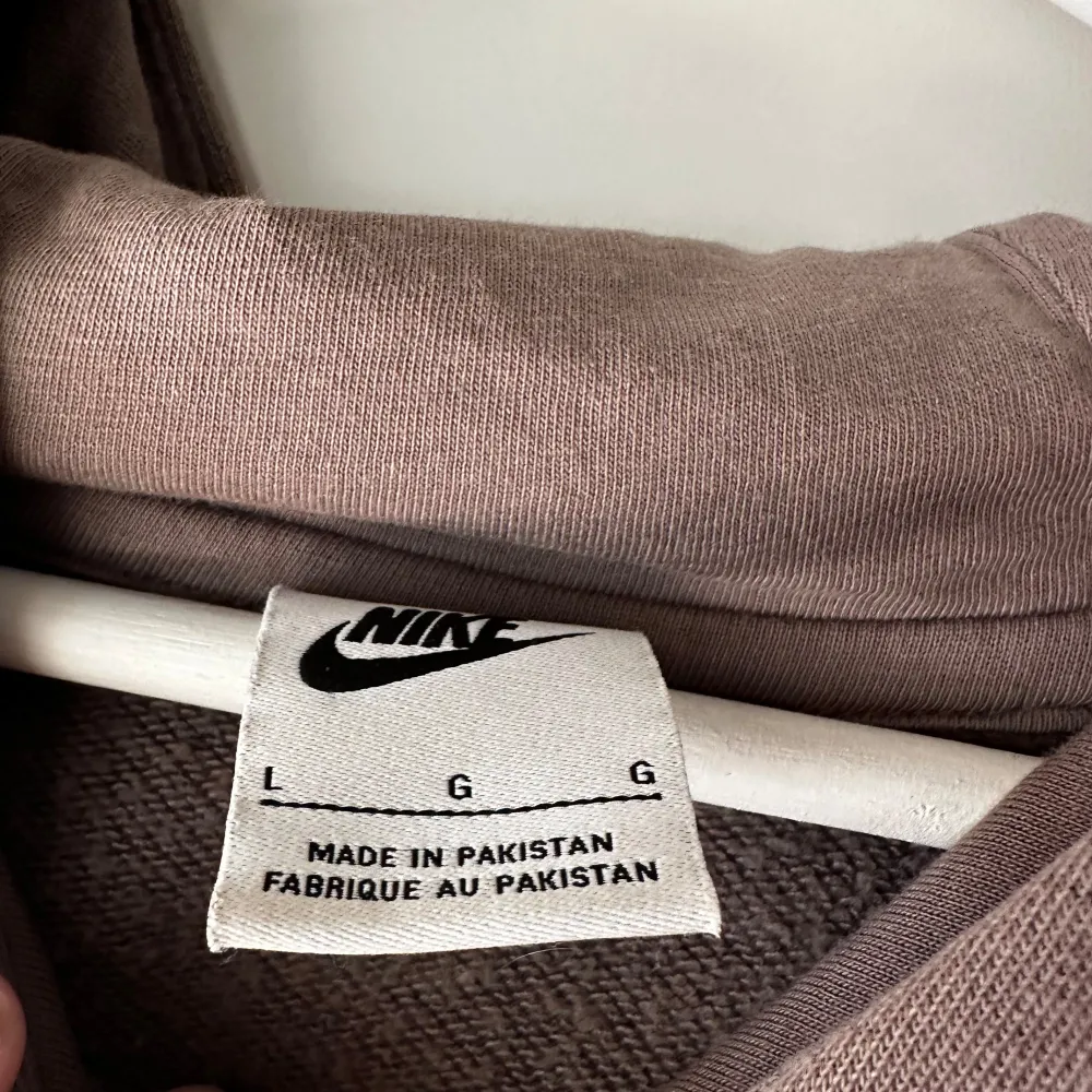 Grön Nike hoodie, sparsamt använd  Storlek L. Hoodies.