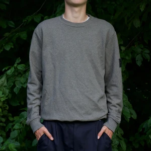 Stone Island Sweatshirt - Köpt på Plick  Modellen är 182cm Storlek är L men passar M Nyskick 