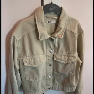 Grön jeansjacka - Jättefin grön jeansjacka från gina som tyvärr inte passade mig🥰 