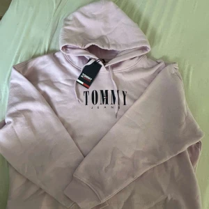 Tommy Jeans Hoodie storlek xl - inte använd väldigt fin dock❤️ köpte för 750kr