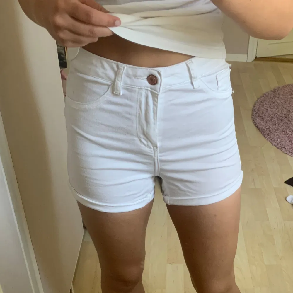 Vita jeansshorts i fint skick utan hål och fläckar. Högmidjade normal i storleken . Shorts.