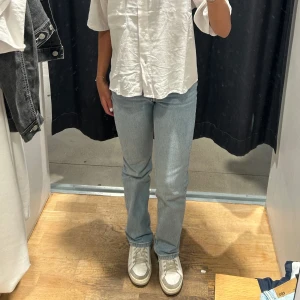 Stright leg jeans - Säljer ett par ljusblå stright leg jeans från Weekday som även är Low waist. Sitter jättefint på och är i väldigt fint skick. NYPRIS: 599kr! Kontakta för frågor, pris kan diskuteras:)