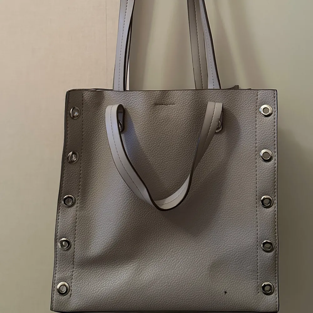 Shoulder bag in grey from Zara. The bag has some scratches and stains (see pics).. Väskor.