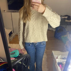 Stickad Tröja - Stickad tröja från mango! Köpt typ 2022, ingen aning om hur mycket jag använt den! Dock inga tecken på användning 💓