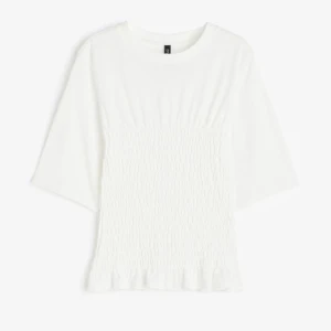 H&m topp - Säljer nu den snygga populära tröjan frpn h&m som är slutsåld, säljer den då den inte kommer till andvändning längre. Den är helt som ny och andvänd minst 2 gånger. Skriv om ni skulle vilja ha fler bilder💞