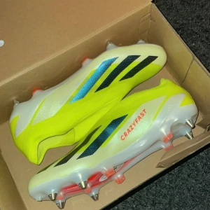 Adidas X Crazyfast Laceless Elite - Säljer dessa Adidas X Crazyfast Elite laceless SG i storlek 46 som jag nyligen köpte men som tyvärr var lite för stora. De är använda endast en träning!  Säljer billigare vid snabb affär!!!