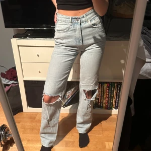 Jeans - Raka, högmidjade jeans med hål på knäna från Gina. Har sytt in lite vid höfterna för en tajtare passfor men det är inget som stör❤️