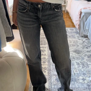 Svarta zara jeans  - Zarajeans i storlek 38, i super fint skick! Sitter bra på mig som har storlek 36 i vanliga fall. 