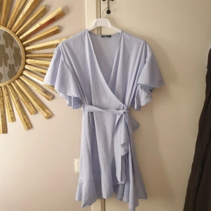 Klänning  - Kort klänning från Boohoo. 