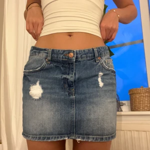 Jeanskjol blå - Superfin sliten jeanskjol från Ginatricot i strlk 36. I bra skick, säljer då dom är för stora för mig 💕säljs ej längre i butik