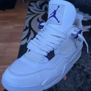 Jordan 4 metallic purple - !PRISET KAN DISKUTERAS OM! Säljer dessa skor efterosm som inte är min storlek. Dem är inte sönderslitna och dem är rena. Skriv för mer information👍🏼