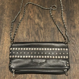 Zadig väska - Super söt zadig väska som jag dessvärre inte använder längre. Har använts flitigt en gång i tiden och detta är därmed synligt. Däremot brister inte kvaliteten och den är fortfarande super fin, mycket bra skick. Skriv eventuella frågor till mig!🩷