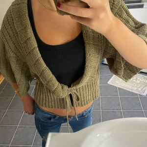 Grön kofta - Ljusgrön kofta som är lite kortare i armen, och som man knyter runt sig med band 💕 använt ca 2 gånger