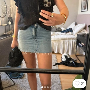 Jeans kjol - Jeans kjol från hm, säljer för att den är för stor för mig, köpt på Vinted för 200. Storlek s, skriv för fler frågor 