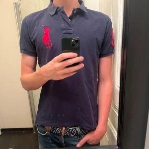 RALPH LAUREN PIKÉ  - Ralph Lauren piké i storlek S i gott skick! Nypris över 1000kr! Kan gå ner i pris vid smidig affär!🙌🏽  Killen på bilden är 178cm lång!