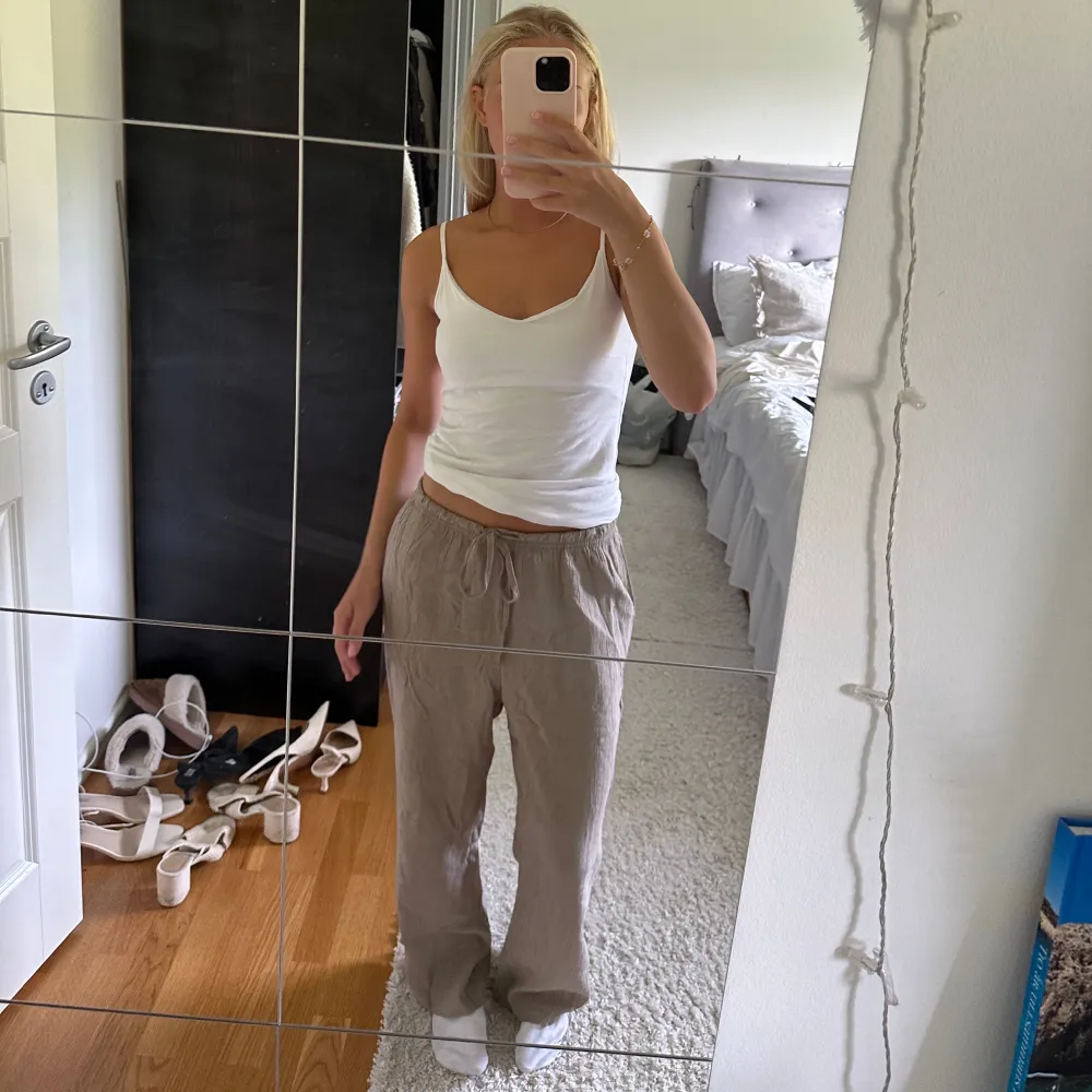 Säljer ett par ”linnebyxor” från zara. Använda fåtal gånger, uppsydda en bit. Materialet är inte linne men ser ut som linnebyxor. Skriv för fler bilder eller frågor💞. Jeans & Byxor.