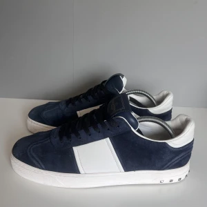 Valentino flycrew  - Säljer ett par sjukt snygga flycrews i storlek 42, cond 9/10 lite smuts på sulan annars perfekt skick! Tillkommer endast skor!