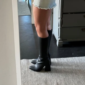 Högklackade boots - Högklackade stövlar från Nelly, endast använda 1 gång ☺️🤍