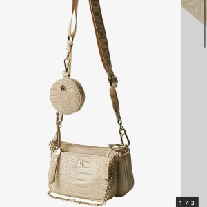 Steve madden väska - En jätte fin steve madden väska köpt från ellos använd bara en sommar❤️ köpt för 1 149kr😍 Hör av er om ni vill ha egna bilder❤️pris kan diskuteras!