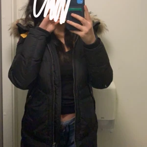  Fin Parajumper jacka  - ( Long bear st S )Välskött parajumper jacka, lite smink fläckar uppe på jackan ( insidan ) går säkert bort om man tvättar💕 Bara använd 1 vinter