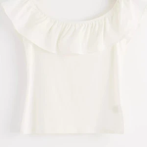 Vitt topp - Superfin vit topp med volang, använd fåtal gånger, inga täcken på användning
