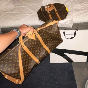 Louis Vuitton Bag - Två styckna Louis Vuitton Bags, äldre modell fast helt nya. Det är två olika storlekar, en större och en mindre. Kvitto finns, skick 10/10. Olika priser för båda väskorna, priset nedan är ett medelvärde. Skriv för mer info! Mvh// Philip
