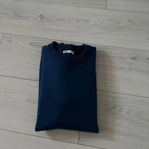 Tröja från zara - Hej, säljer nu min nästintill oanvända tröja från zara då den inte kommer till användning. Dax att den kommer till användning. Storleken är M och håller sig till snittet på M. 150kr och den är din!