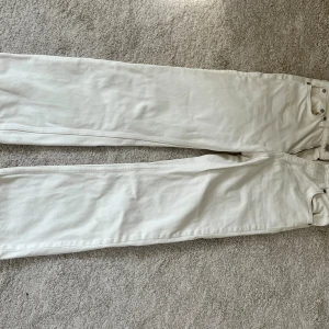 Arket Jeans - Krämvita jeans ifrån Arket i storlek 25. Modell: Flared Cropped 🤍🤍
