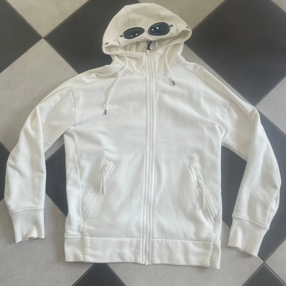 Skit snygg cp company hoddie. Jätte bra  skick, använd några gånger. Nypris 2800kr. Allt og finns. Skriv för fler bilder och frågor . Hoodies.