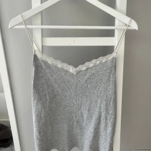 Linne  - Grått linne med vit spets ifrån HM i storlek xl men passar en M