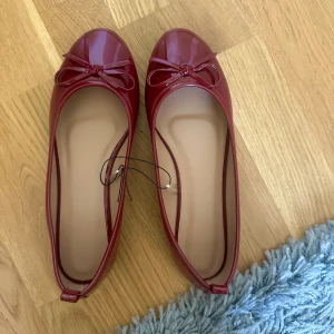 Ballerinaskor - Röda ballerina, helt oanvända pga för små
