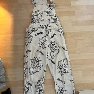 En snygg overall med mickey mouse liknande design. Bra skick. Storlek s. Fråga gärna om fler bilder, mätningar, osv. Skriv helst innan du köper! 