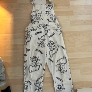 Overall - En snygg overall med mickey mouse liknande design. Bra skick. Storlek s. Fråga gärna om fler bilder, mätningar, osv. Skriv helst innan du köper! 