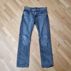 Lee Jeans - Raka Jeans från Lee. Dom är i svarttvättad färg och storlek 32/34. Skick: 6/10 (litet hål på ena knäet)