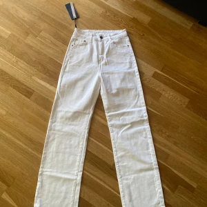 Vita jeans  - Fina jeans som aldrig använts och prislappen sitter fortfarande kvar. Köptes i italien  