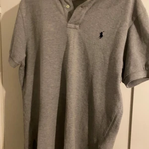 Polo piké  - Tja säljer den för att den är för liten skick 9/10 nästan som ny skriv till mig vid frågor eller funderingar 