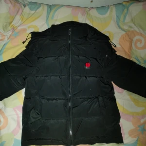 Trapstar jacka - Hej, säljer en fet trapstar jacka perfekt för kyla, du kommer aldrig gå kall på vintern med denhär feta jackan. Helt fläck fri å i perfekt skick 9/10 I storlek S men passar perfekt i M. Har du några frågor å funderingar är de bara