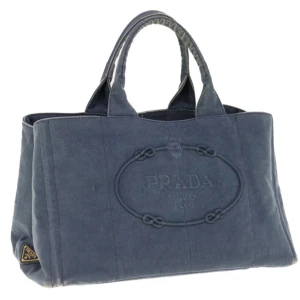 Prada Canapa väska - Denna väska är designad för att hjälpa dig varje dag. Väskan är praktisk att bära och moderiktig design