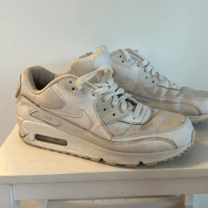 Nike Air Max sneakers vita strl 41 - Säljer mina Nike air Max 90 sneakers Använda men ok skick