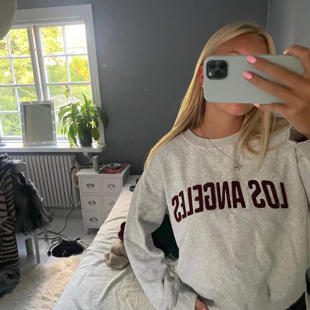 Grå sweatshirt med vinröd text❤️. Hoodies.